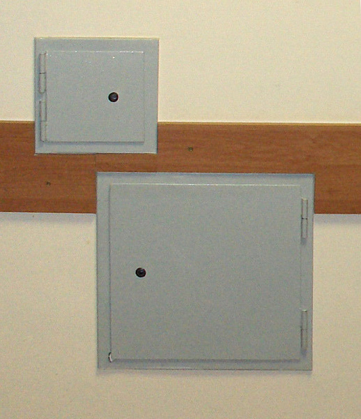 Противопожарный люк EI 30 серый стенной в офисе