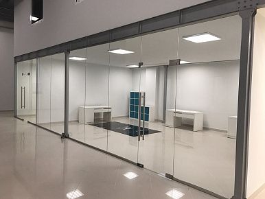 Одностворчатая противопожарная дверь со стеклом